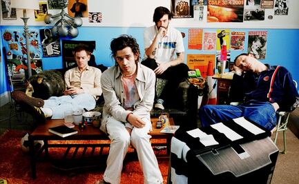 Comunidad LGBT+ de Malasia arremete contra la banda The 1975 por beso entre dos de sus integrantes