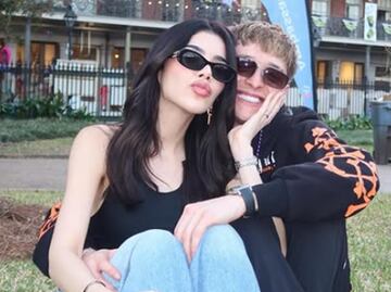 Kenia OS no puede resistirse y le da un beso a Peso Pluma durante entrevista