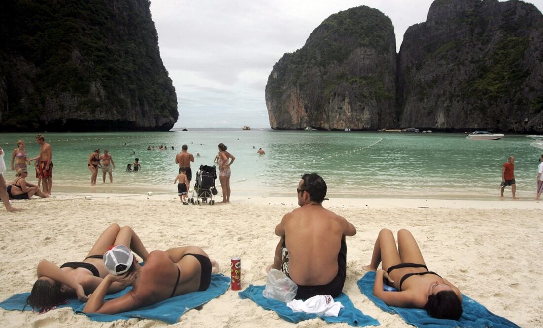 Turistas al sol en la Isla de Ko Phi-Phi Leh, en Tailandia. Foto: EFE/ El Universal, archivo