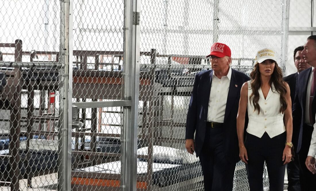 El presidente Donald Trump, el gobernador Ron DeSantis (republicano de Florida), la secretaria de Seguridad Nacional, Kristi Noem, y otros recorren "Alligator Alcatraz", el centro de detención de migrantes en el Centro de Capacitación y Transición de Dade-Collier, Florida. Foto: AP