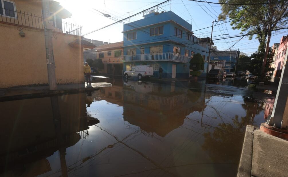 Una mega fuga de agua se registra en la colonia San Miguel Amantla de la alcaldía Azcapotzalco. Son las calles de Valeriano Trujano y calle 26 donde desde la madrugada de hoy el agua brota por una fractura del tubo de agua y que tiene anegado a por lo menos tres viviendas. Foto: Francisco Rodríguez