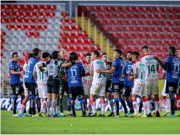 ¿Por qué los jugadores y árbitros de la Liga MX se abrazan al minuto 62 del partido?