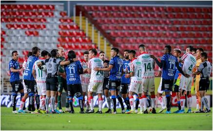 ¿Por qué los jugadores y árbitros de la Liga MX se abrazan al minuto 62 del partido?