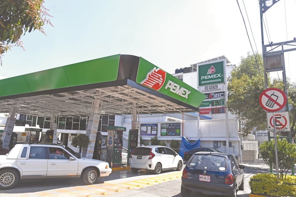 Algunas gasolinerías, como la ubicada en Plutarco Elías Calles y Eje 8, en la alcaldía Iztapalapa, bajaron sus precios. Foto: ARMANDO MARTÍNEZ. EL UNIVERSAL