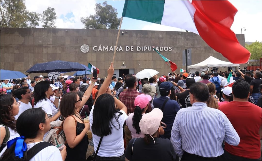 Protesta de trabajadores del poder judicial en la Cámara de Diputados en donde entregaron un pliego petitorio. Foto: Fernanda Rojas/EL UNIVERSAL