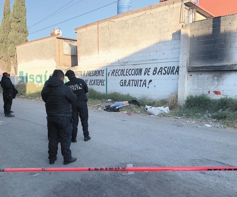 Personal de la fiscalía mexiquense arribó al lugar donde yacían las mujeres para iniciar la investigación del doble homicidio. Los cuerpos, aún sin identificar, fueron llevados al Servicio Médico Forense.  ESPECIAL
