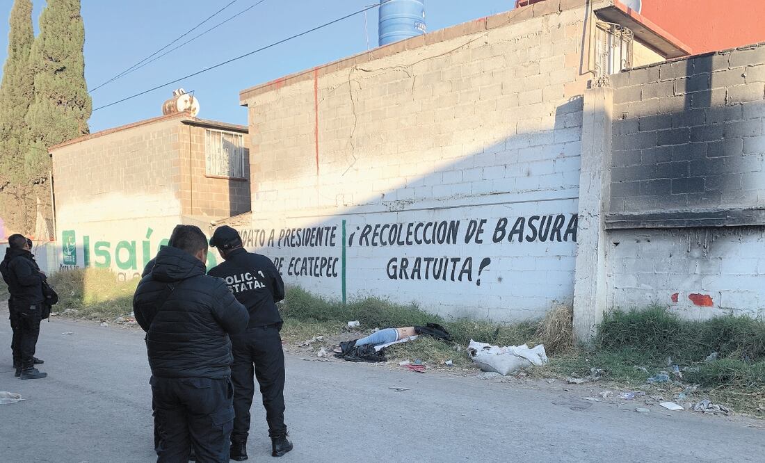 Personal de la fiscalía mexiquense arribó al lugar donde yacían las mujeres para iniciar la investigación del doble homicidio. Los cuerpos, aún sin identificar, fueron llevados al Servicio Médico Forense. ESPECIAL