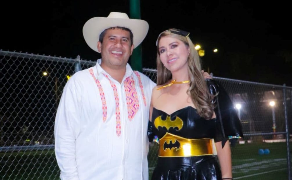 Yesenia Méndez Rodríguez, secretaria particular de Grecia Quiroz, junto a Carlos Manzo. Foto: @yesenia.mendezrodriguez.1