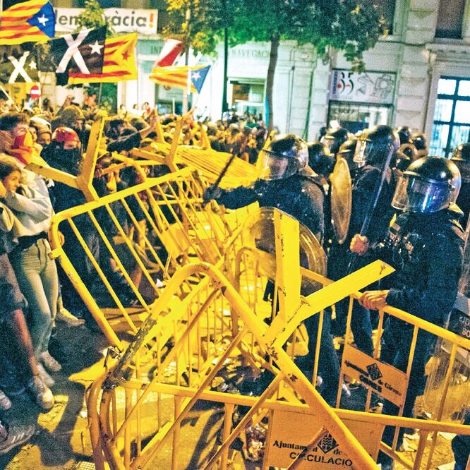 Manifestantes independentistas se enfrentaron con policías en Barcelona, tras una protesta a un año del referéndum de autodeterminación ilegal. (ROBIN TOWNSEND. EFE)