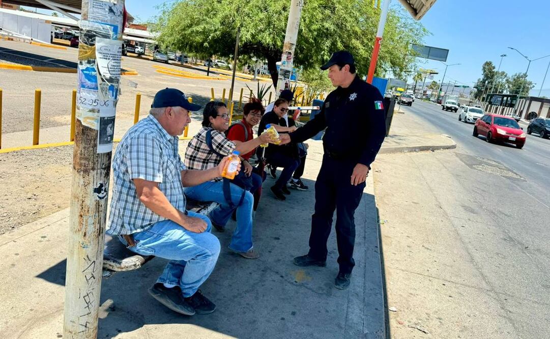 Ante el incremento de temperaturas que podrían superar los 48°C en las próximas horas, el Ayuntamiento de Hermosillo, Sonora entregó agua y suero en calles. Foto: especial