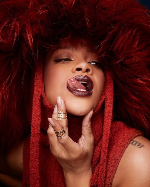 La cantante Rihanna es un gran ejemplo a seguir para elegir el color de labial si eres de piel oscura cálida. Foto: Instagram @badgalriri