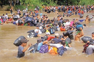 Caravana migrante burla cerco y cruza a pie río Suchiate