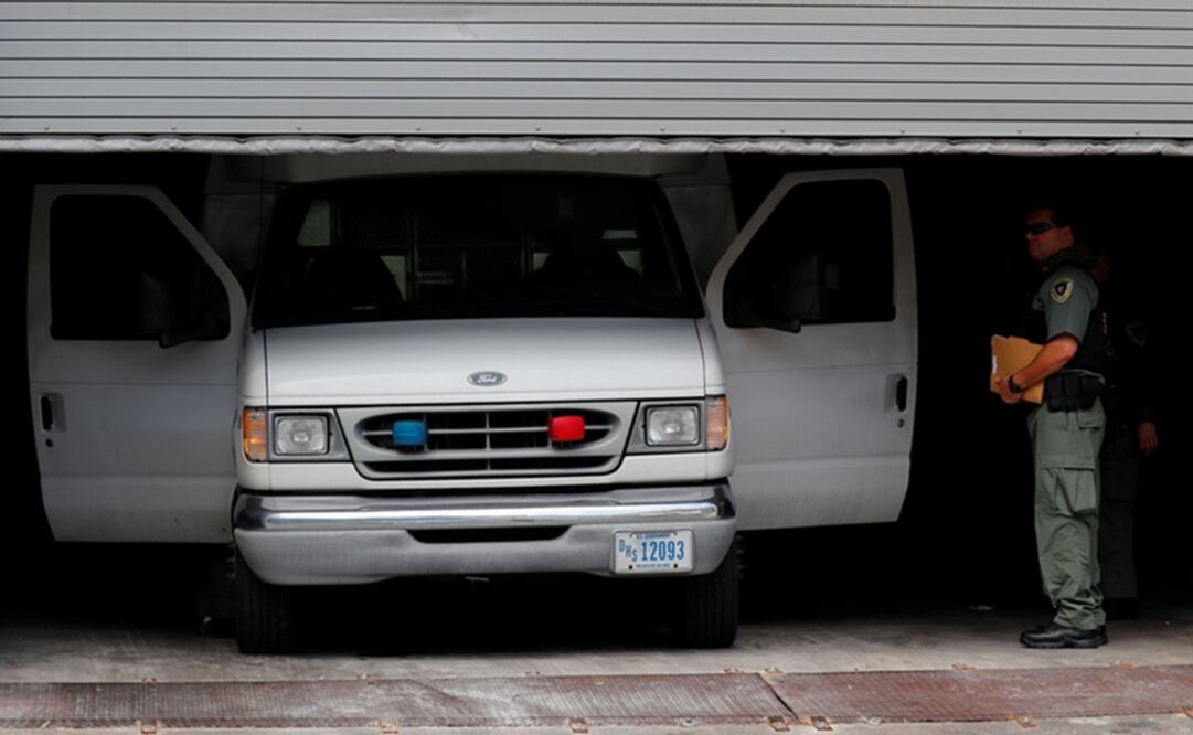 Camionetas conducen a los migrantes desde Tijuana a San Diego para su comparecencia. Foto: Reuters 