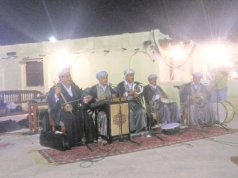 Qatar, donde la mujer camina detrás del hombre