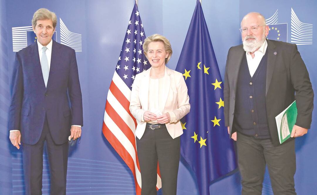 John Kerry, enviado especial para el clima de EU; Ursula von der Leyen, presidenta de la CE, y Frans Timmermans, vicepresidente. Foto: Olivier Hoslet/ AP.