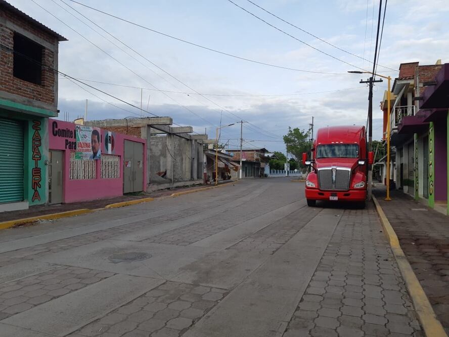 Las calles de Parácuaro se quedan solas por el enfrentamiento (Foto: Especial)
