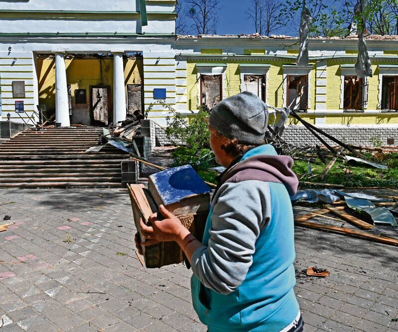 Empleadas del Hryhoriy Skovoroda National Literary Memorial Museum salvaban libros hace poco en Kharkiv.  Foto: SERGEY BOBOK. AFP
