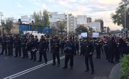 Padres de familia bloquean Izazaga y Viaducto