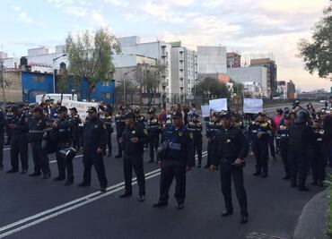 Padres de familia bloquean Izazaga y Viaducto