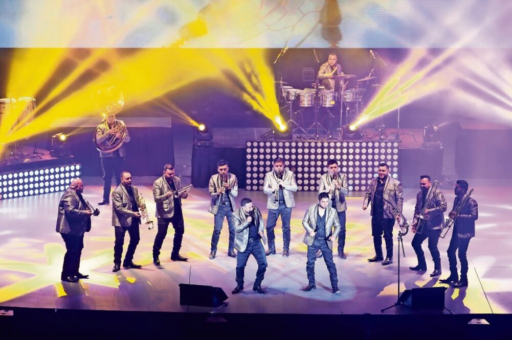 La Original Banda Limón se acompañó de mariachi y 3 invitados. (LUIS CORTES. EL UNIVERSAL)