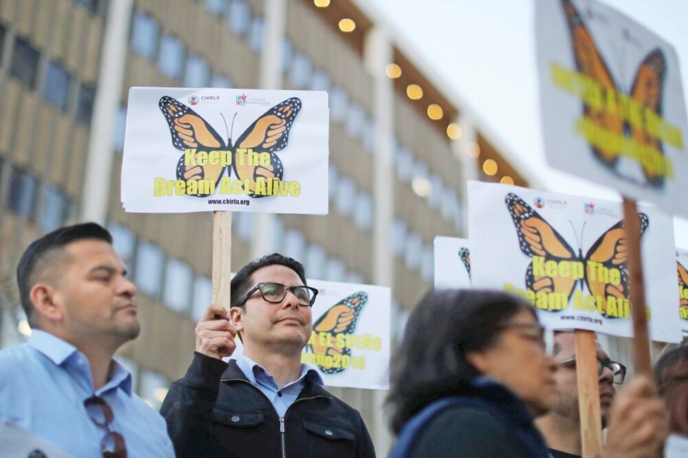 Activistas participan en una protesta en favor de una reforma migratoria para los dreamers en Los Ángeles, California (LUCY NICHOLSON. REUTERS)