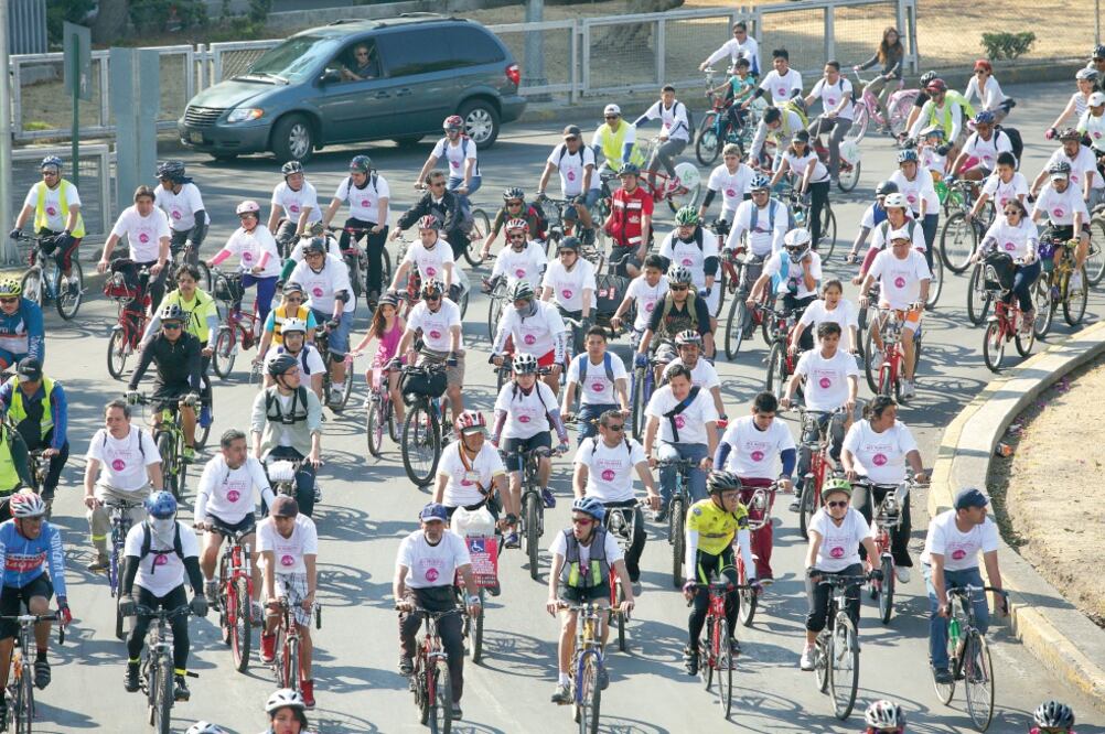 Durante el trayecto, decenas de ciclistas se incorporaron a la megarodada; desde el norte y sur de la ciudad de México llegaron los grupos de pedalistas. (LUIS CORTÉS. EL UNIVERSAL)