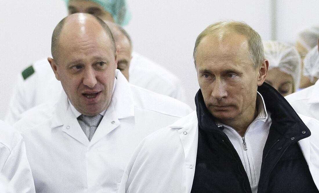 Putin firmó el decreto dos días después de que el avión privado en el que viajaba el jefe de los paralimitares, Yevgueni Prigozhin, se estrellara en el centro de Rusia. FOTO: AP