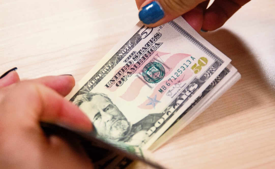 El peso continúa resiliente ante el dólar. Foto: Sebastiao Moreira / EFE