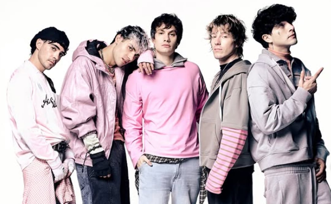 CD9 pausa a Freddy Leyva, quien aparece en la parte izquierda de la fotografía.