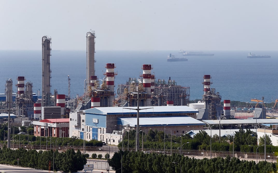 La refinería petroquímica iraní de Asaluyeh, en las inmediaciones del yacimiento de gas de South Pars, atacado este lunes por Israel. FOTO: ABEDIN TAHERKENAREH. EFE