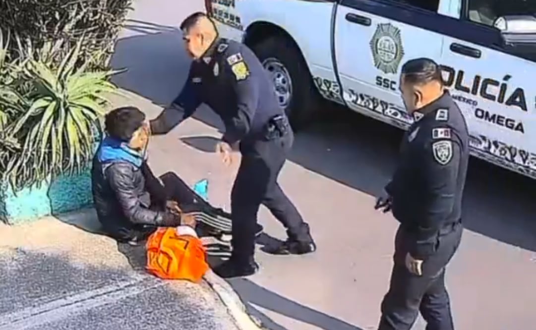 Policía agrede a joven en Coyoacán. Foto: captura de video
