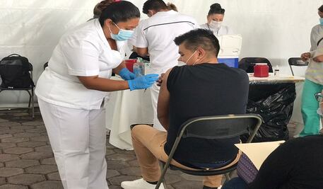 "Esta vacuna nos da un poco de seguridad para seguir trabajando”; inmunizan a policías en Edomex