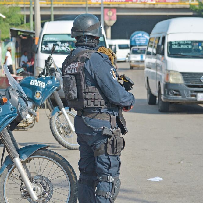 A pesar de la vigilancia de policías estatales en la zona suburbana de Acapulco, donde se encuentran diferentes sitios de taxis colectivos, la presencia de clientes ha disminuido en los últimos días debido a la violencia. Fotos: SALVADOR CISNEROS
