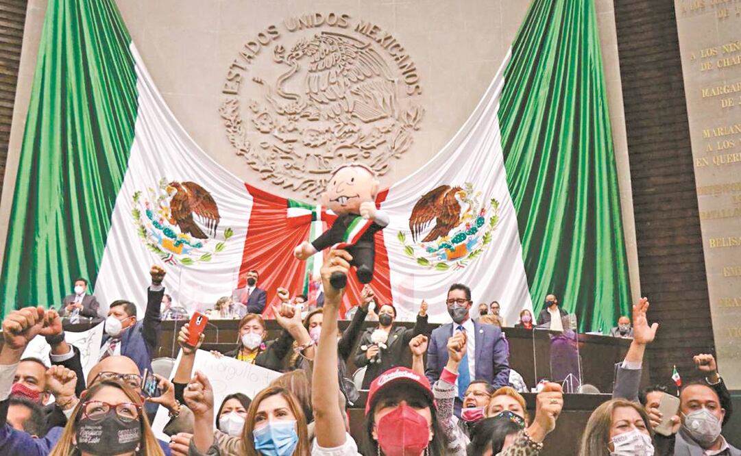Después de cantar Las mañanitas al Presidente, legisladores de la 4T terminaron gritando: “¡Es un honor estar con Obrador!”. Foto: ESPECIAL