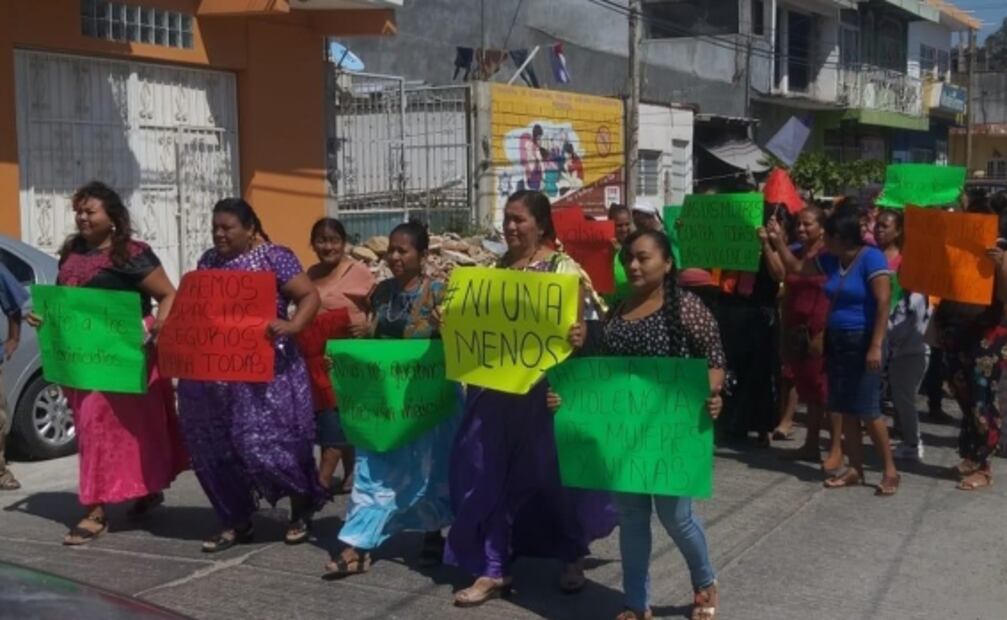Mujeres marchan por el 8M en los estados