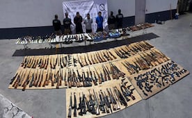 Detienen a tres sujetos en NL por transportar un arsenal de 210 armas desde Texas; autoridades aseguran cargadores