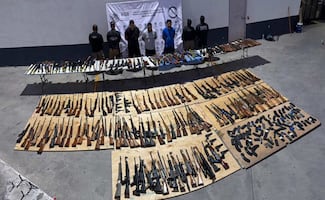 Detienen a tres sujetos en NL por transportar un arsenal de 210 armas desde Texas; autoridades aseguran cargadores