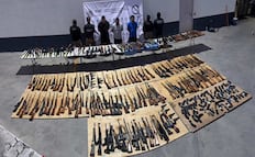 Detienen a tres sujetos en NL por transportar un arsenal de 210 armas desde Texas; autoridades aseguran cargadores