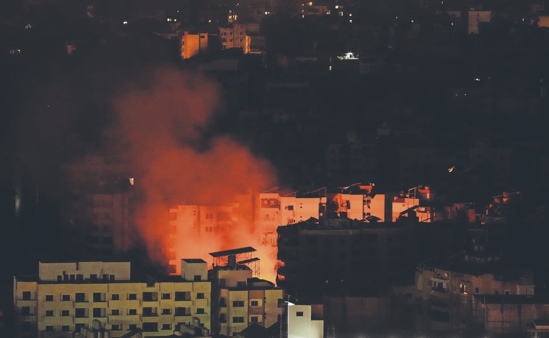 Humo y fuego se elevan desde el lugar de un ataque aéreo israelí en Dahiyeh, Beirut, Líbano, el 8 de octubre pasado. Foto: de HASSAN AMMAR. AP