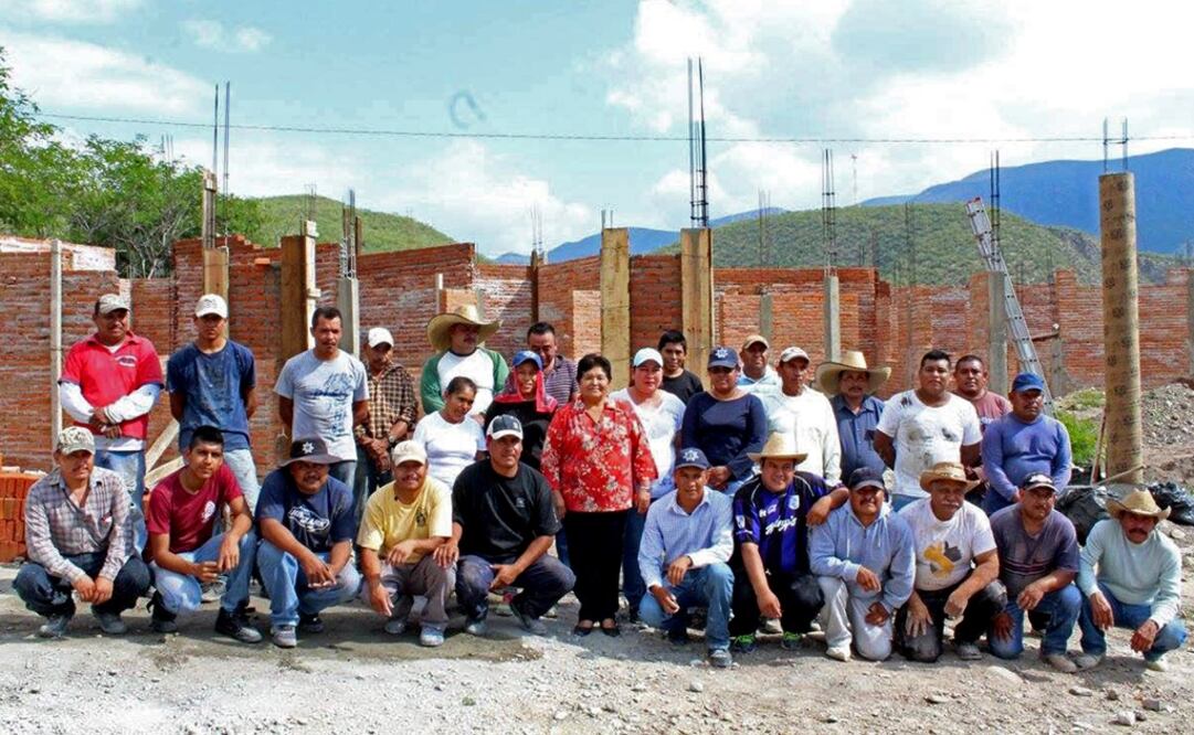 La idea de usar a los policías como albañiles fue de la alcaldesa Margarita Hernández, quien se tomó una foto con cuchara y cemento en mano cuando los primeros muros del futuro cuartel fueron colocados. (FOTO: AMÍLCAR SALAZAR. EL UNIVERSAL)