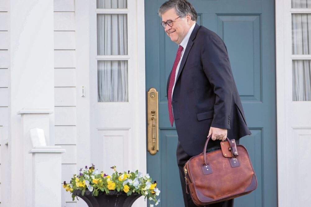 William Barr, fiscal general estadounidense, ayer al salir de su casa en Virginia. (ERIK S. LESSER. EFE)