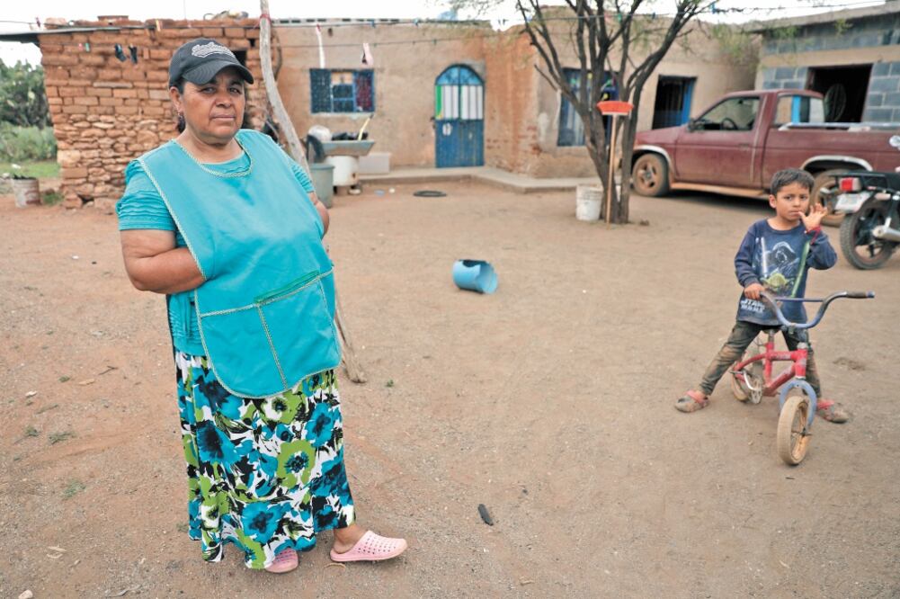 Uno de los hijos de María Luisa Sánchez, habitante de Tacoaleche, se fue a Estados Unidos a los 18 años y no lo ha vuelto a ver. “Mi hijo se fue para ayudarme, porque no tenemos nada. Yo sólo quiero verlo una vez más antes de morirme”. Foto/IVÁN STEPHENS.