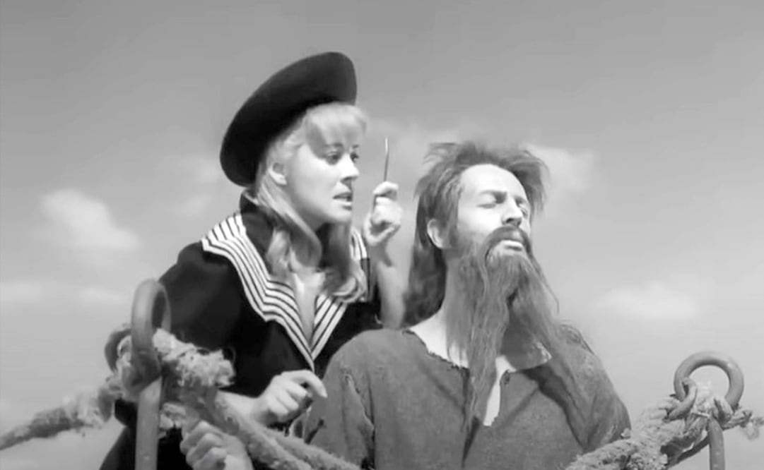 Silvia Pinal y Claudio Brook en “Simón del Desierto”, película de 1965, bajo la dirección de Luis Buñuel. Foto: ESPECIAL/Captura de Pantalla.