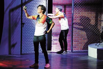 Cantan y llenan el teatro por Aristemo