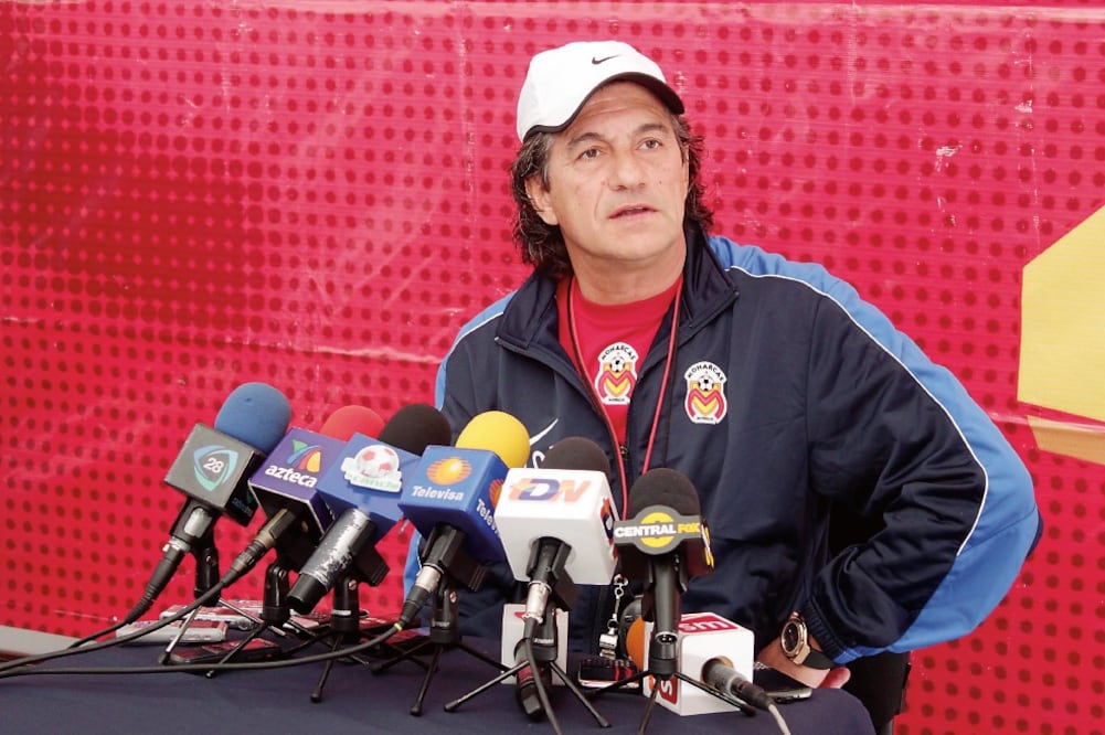 El ex técnico Rubén Omar Romano fue interceptado por dos automóviles el 19 de julio de 2005, a la salida del entrenamiento del Cruz Azul en Xochimilco (ARCHIVO EL UNIVERSAL)