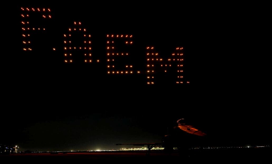 Espectáculo de drones de la empresa Space Drone Show en la Base Aérea Militar 1 Santa Lucia en conmemoración de los 80 años del regreso del Escuadrón 201, tras participar en la Segunda Guerra Mundial, el martes 18 de noviembre de 2025. Foto: Gabriel Pano/EL UNIVERSAL