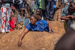 ¡Caos por el ébola! Jóvenes irrumpen hospital en Congo y exigen entregar cadáveres de familiares