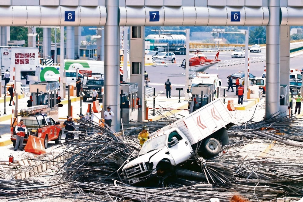 En el accidente también resultó afectada la caseta de cobro. Elementos de la Cruz Roja Lerma y Toluca, así como del Servicio de Urgencias del Estado de México, se presentaron en el lugar. (ARTEMIO GUERRA. CUARTOSCURO)