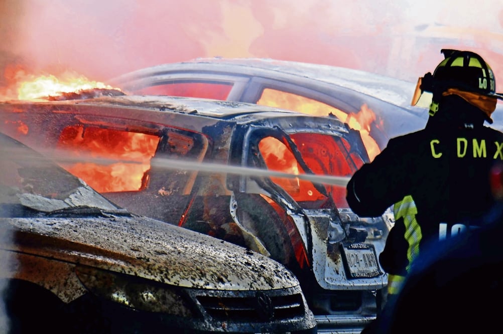 Empleados del taller en la calle Obrero Mundial, colonia Piedad Narvarte, argumentaron que el fuego inició en un auto en el que trabajaban y al querer apagarlo sufrieron varias quemaduras en los brazos. (ARMANDO MARTÍNEZ. EL UNIVERSAL)