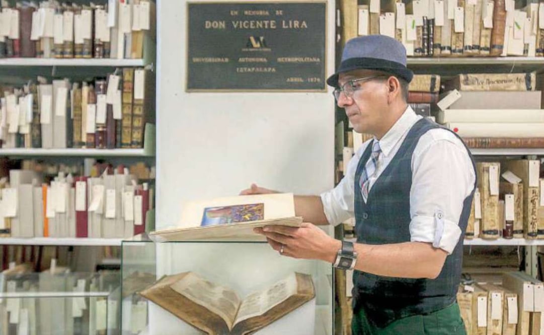 El restaurador de libros, Ricardo Paquini Vega, revisa algunos ejemplares que conforman el Fondo Bibliográfico Vicente Lira Mora que fue estabilizado. Foto Yadin Xolalpa